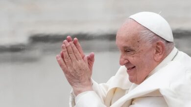 Photo of Nuevo parte: el Papa sigue estable y “ha descansado bien toda la noche”