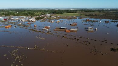 Photo of Inundaciones en Bahía Blanca | Cerri, la localidad arrasada por el agua: la familia que acampa en el techo y el drama de no tener agua potable