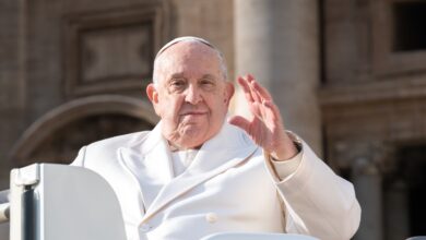 Photo of Por primera vez, los médicos hablan de “una buena respuesta a la terapia” del Papa, que pasó una noche tranquila