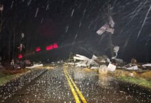 Photo of Una megatormenta provoca tornados e incendios en Estados Unidos: al menos 16 muertos