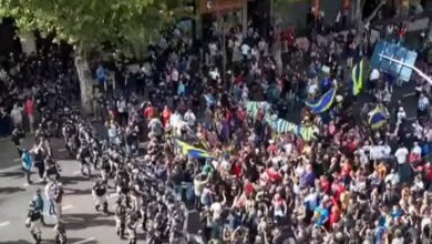 Photo of Marcha de los jubilados con los hinchas, en vivo: la protesta en el Congreso, minuto a minuto