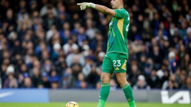 Photo of Con Dibu Martínez, el Aston Villa empata en Bélgica por los octavos de la Champions League