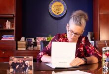 Photo of Katie Hobbs lo vetó: el proyecto de ley que pedía a los funcionarios de Arizona cooperar con ICE