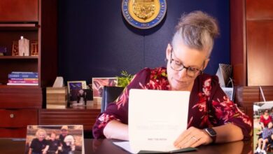 Photo of Katie Hobbs lo vetó: el proyecto de ley que pedía a los funcionarios de Arizona cooperar con ICE