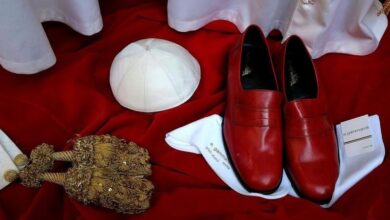 Photo of Por qué los papas usan zapatos rojos y otras curiosidades sobre el máximo líder de la Iglesia católica