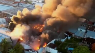 Photo of Video | Un voraz incendio arrasa con una pañalera: colapsó el techo y evacuaron a los vecinos