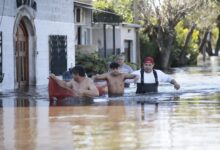 Photo of “Es infernal esto”: el drama de Salto, donde aún hay barrios en los que las calles inundadas se confunden con el río