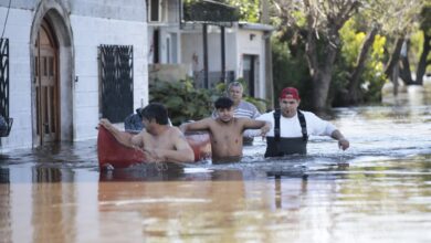 Photo of “Es infernal esto”: el drama de Salto, donde aún hay barrios en los que las calles inundadas se confunden con el río