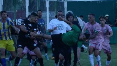 Photo of Identificaron y sancionaron al hincha que agredió a un árbitro en un clásico del Ascenso