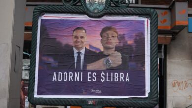 Photo of “Adorni es $LIBRA”, los afiches que aparecieron en la Ciudad tras el acto del vocero con Milei