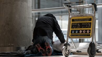 Photo of 500 personas sin techo viven en el aeropuerto de Barajas y se desata una batalla política en Madrid