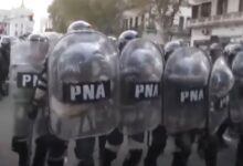 Photo of Congreso: el equipo de LN+ quedó atrapado en medio del avance de Prefectura y fue embestido por los agentes