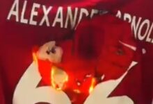 Photo of Explotan los hinchas de Liverpool por la salida de Alexander-Arnold y prenden fuego su camiseta