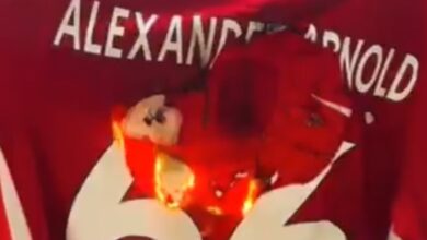 Photo of Explotan los hinchas de Liverpool por la salida de Alexander-Arnold y prenden fuego su camiseta