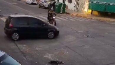 Photo of Delincuentes que escapaban de la policía tras un intento de robo atropellaron a dos personas que iban en una moto