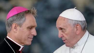 Photo of El exsecretario de Benedicto que tuvo una turbulenta relación con Francisco rompió el silencio: “Percibo un cierto alivio difuso”