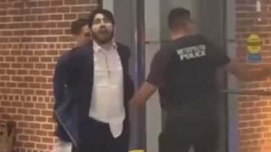Photo of El momento en que detuvieron al sospechoso de asesinar a empleados de la embajada de Israel en Washington