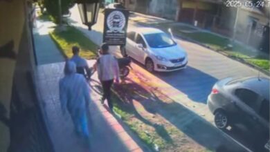 Photo of Video: tres delincuentes intentaron robar a una madre y su hijo, pero los vecinos lo impidieron