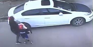 Photo of Video: violento robo de un auto a una mujer frente a su hijo de seis años: “A nadie le importa nada”