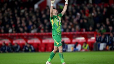 Photo of La espectacular atajada de Dibu Martínez que fue elegida como la mejor de la temporada en la Premier League