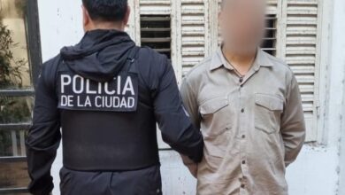 Photo of Un portero de un edificio en San Nicolás fue demorado por ofrecer armas en Marketplace