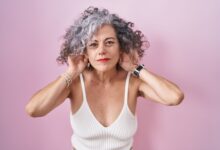 Photo of Cuál es el significado de dejarse las canas, según la psicología