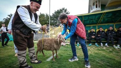 Photo of Video: ascendieron a Primera y le regalaron ¡una oveja! a su entrenador