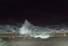 Photo of Mar del Plata: una fuerte crecida del mar llevó el agua hasta la calle y provocó destrozos