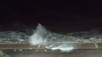 Photo of Mar del Plata: una fuerte crecida del mar llevó el agua hasta la calle y provocó destrozos