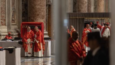 Photo of Rostros adustos, preocupación y hasta lágrimas: los gestos de los cardenales que marcaron el inicio del cónclave