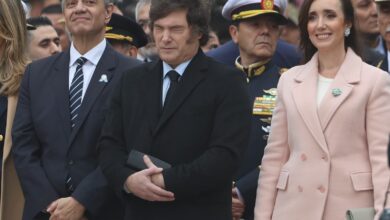 Photo of Javier Milei, frente al espejo  del matrimonio Kirchner