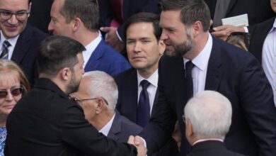 Photo of Un apretón de manos, un beso fuera de protocolo y el “privilegio” de las reinas: las perlitas de la asunción de León XIV