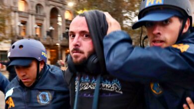 Photo of Violenta detención de un fotógrafo de AFP que cubría la marcha de jubilados en el Congreso