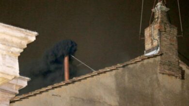Photo of Qué significa la “fumata negra” en la elección del Papa en el Vaticano