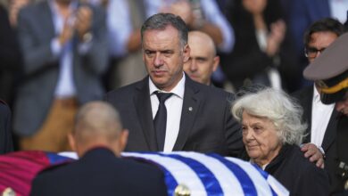 Photo of La muerte de Pepe Mujica: los uruguayos lo despiden con un cortejo fúnebre y un velatorio en el Parlamento