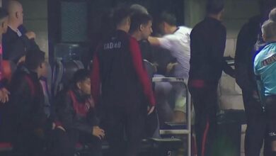 Photo of Video: lo echaron por un foul violento y rompió una puerta con otro patadón
