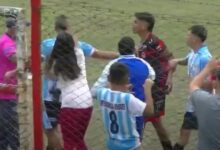 Photo of Video: una fotógrafa le pegó a un futbolista en pleno partido