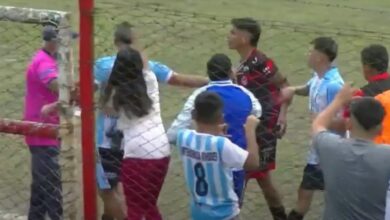 Photo of Video: una fotógrafa le pegó a un futbolista en pleno partido