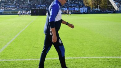 Photo of El Traductor Flores aseguró que siente la banca, pero la hinchada reclamó y la policía custodió la salida