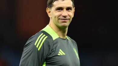 Photo of Dibu Martínez ganó el premio a la mejor atajada de la temporada en la Premier League