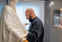 Photo of El diseñador de las prendas ceremoniales de los Papas que tiene el desafío de vestir a León XIV