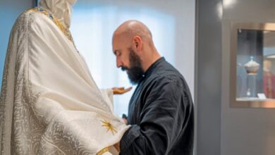 Photo of El diseñador de las prendas ceremoniales de los Papas que tiene el desafío de vestir a León XIV