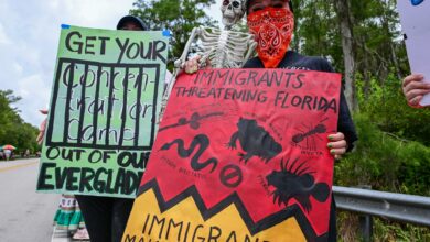 Photo of Tiene la firma de Ron DeSantis: manifestantes protestaron en contra de un centro de detención de migrantes en Florida