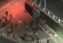 Photo of Tras la condena a Cristina Kirchner, un grupo de manifestantes atacó la entrada de TN y El trece: hubo piedrazos y destrozos