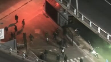 Photo of Tras la condena a Cristina Kirchner, un grupo de manifestantes atacó la entrada de TN y El trece: hubo piedrazos y destrozos