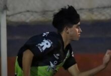 Photo of Tomaba mate en la tribuna, le preguntaron si podía jugar, entró y metió un gol