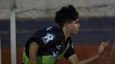 Photo of Tomaba mate en la tribuna, le preguntaron si podía jugar, entró y metió un gol