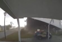 Photo of Video: el momento en el que un tornado levantó una casa con una mujer y su mascota dentro