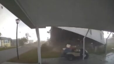 Photo of Video: el momento en el que un tornado levantó una casa con una mujer y su mascota dentro