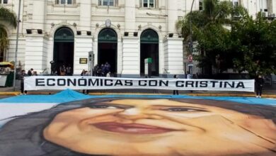 Photo of Estudiantes de la UBA cortaron avenida Córdoba en apoyo a Cristina Kirchner por la condena de Vialidad